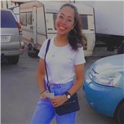 Profesora de inglés imparte clases a niños de primaria